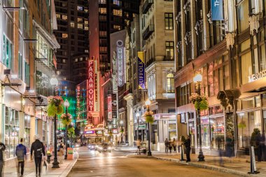 BOSTON, ABD - SEP 13, 2017: Boston, Massachussets 'teki ünlü tarihi tiyatro bölgesine Paramount tiyatro reklamlarıyla birlikte bakın. Paramount, 1932 yılında 1700 koltuklu, tek ekran sinema salonu olarak açıldı..