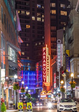 BOSTON, ABD - SEP 13, 2017: Boston, Massachussets 'teki ünlü tarihi tiyatro bölgesine Paramount tiyatro reklamlarıyla birlikte bakın. Paramount, 1932 yılında 1700 koltuklu, tek ekran sinema salonu olarak açıldı. Boston 'daki ilk sinema salonlarından biriydi.