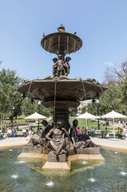 BOSTON, ABD - 13. SEP 2017: İnsanlar çeşmeli Park Boston Common 'un tadını çıkarıyor. 1634 yılından bu yana ABD 'nin en eski şehir parkıdır..