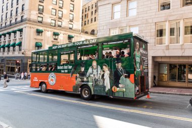 BOSTON, ABD - SEP 13, 2017: ABD 'nin Boston kentindeki eski tramvay turları adı verilen turistler için bir otobüs turu teklifi.