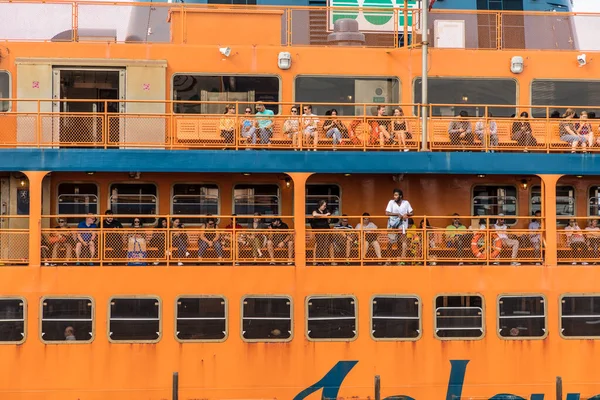 Oct 2017年 在州立岛轮渡上的人 渡船连接曼哈顿和史坦顿岛 免费提供给每一个人 — 图库照片