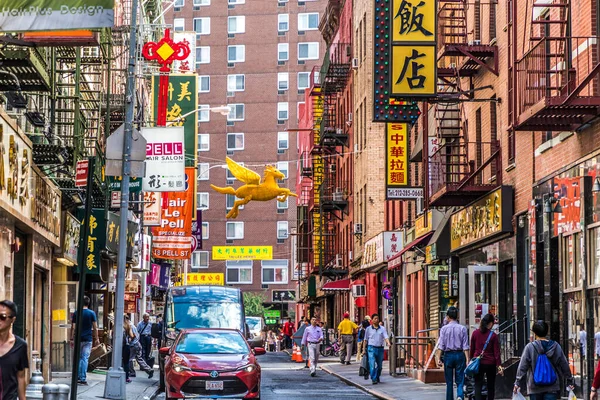 ニューヨーク アメリカ 2017年10月5日 ニューヨークのチャイナタウンに中国の文字とペガサスのあるお店があるチャイナタウン — ストック写真