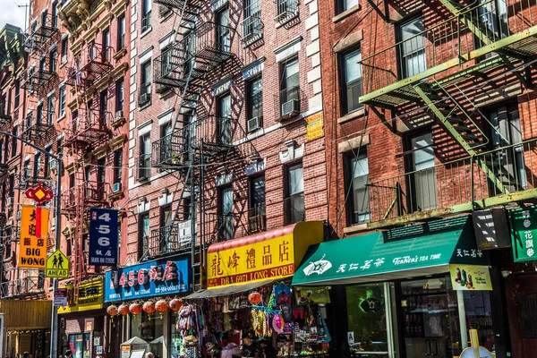 2017年5月5日 美国纽约州纽约市 位于纽约唐人街的唐人街 商店里有中文信件和石榴 — 图库照片