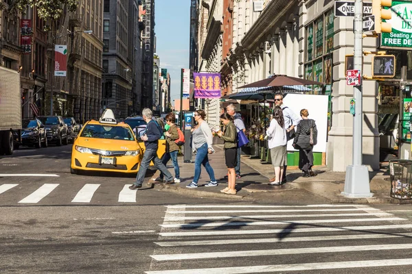2017年10月5日 アメリカ ニューヨーク 歩道橋でブロードウェイを渡る ブロードウェイリストニューヨークで最も一般的な通りと観光客のためのランドマーク — ストック写真