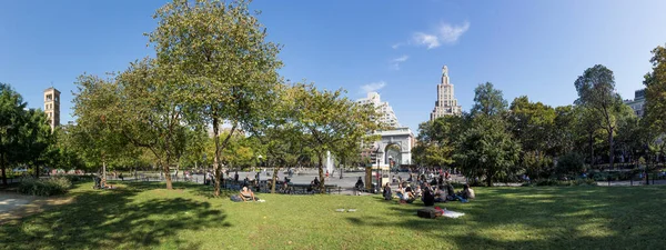 New York Usa Oct 2017 People Enjoy Sun Washington Square — Stock Photo, Image