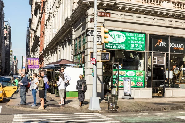 New York Usa Oct 2017 Mensen Steken Straat Broadway Bij — Stockfoto