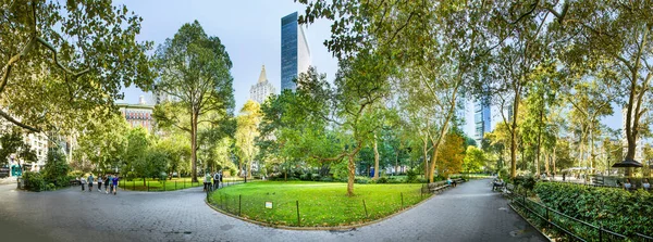 Nova Iorque Eua Oct 2017 Pessoas Desfrutam Parque Público Prédio — Fotografia de Stock