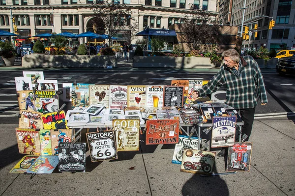 New York Сша Oct 2017 Людина Продає Рептилії Старих Рекламних — стокове фото
