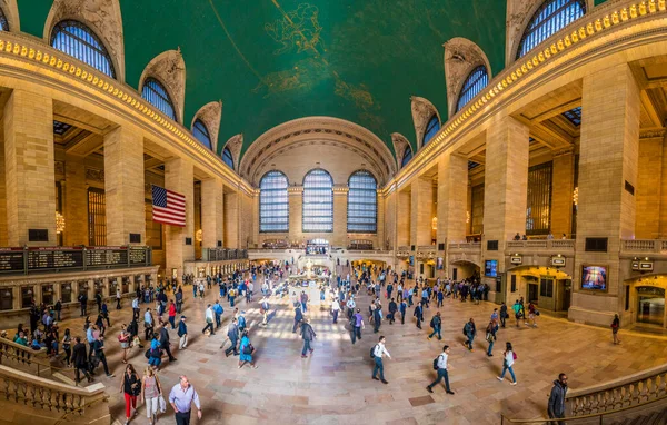 2017年10月5日 在纽约中央车站的通勤和游客 全景尽收眼底 它是世界上最大的火车站 有44个站台 — 图库照片
