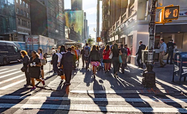 ニューヨーク アメリカ 2017年10月5日 人々は午後遅くにマンハッタンの上部を通って歩行者天国で急いでいます 10秒後に横断歩道を渡り — ストック写真