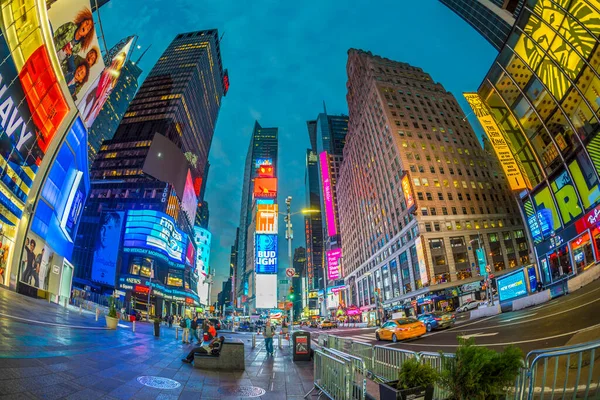 2017年10月5日 ニュース ブランド 劇場のネオン広告が午後遅くに広場に表示されます タイムズスクエアはニューヨークの生活と娯楽の象徴です — ストック写真