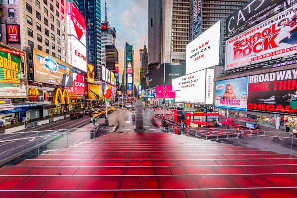 2017 스퀘어의 브랜드 극장에 광고늦은 스퀘어는 뉴욕의 즐거움의 상징이다 — 스톡 사진