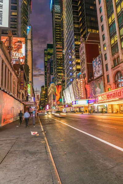 2017年10月5日 朝早くにニュース ブランド 劇場のネオン広告 タイムズスクエアはニューヨークの生活と娯楽の象徴です — ストック写真