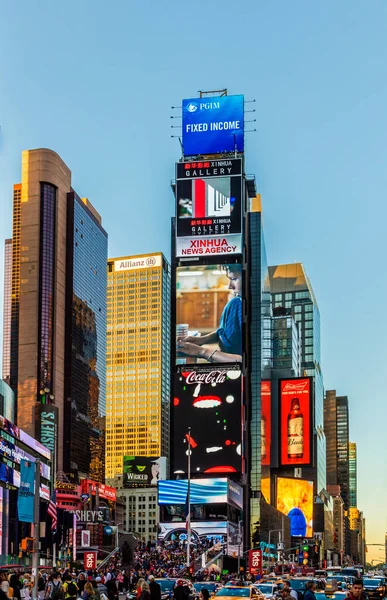 New York Usa Paź 2017 Neonowa Reklama Wiadomości Marek Teatrów — Zdjęcie stockowe