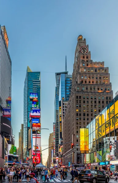 New York Usa Oct 2017 Lidé Užívají Náměstí Neonovou Reklamou — Stock fotografie