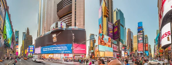 2017年10月4日 人々は午後遅くにニュース ブランド 劇場のネオン広告で時間の広場を楽しんでいます タイムズスクエアはニューヨークの生活と娯楽の象徴です — ストック写真