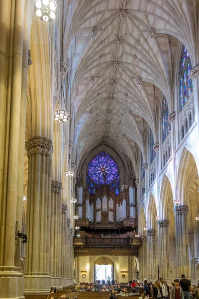 New York City, ABD - OCT 4, 2017: St. Patrick Katedrali Neo-Gotik tarzı Katolik katedrali ve New York 'un önemli bir simgesidir.