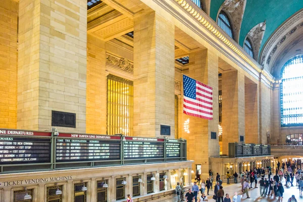 ニューヨーク アメリカ 2017年10月6日 ニューヨークの壮大な中央駅の通勤者や観光客 パノラマビュー ホーム数では世界最大の駅です — ストック写真