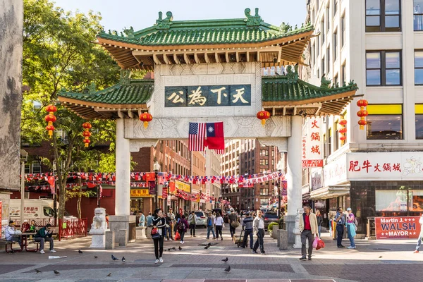 ボストン アメリカ 2017年9月29日 ボストンの中国の町でのストリートライフ このエリアは 米国で最も古い中国の町の一つであり 人々は中国の門を通って入力されます このエリアは 米国で最も古い中国の町の一つです — ストック写真