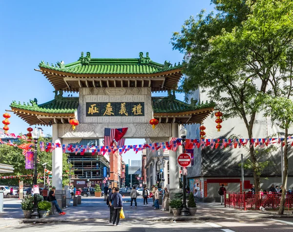 ボストン アメリカ 2017年9月29日 ボストンの中国の町でのストリートライフ このエリアは 米国で最も古い中国の町の一つであり 人々は中国の門を通って入力されます このエリアは 米国で最も古い中国の町の一つです — ストック写真