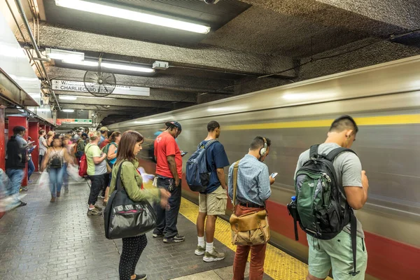 Boston Eua Sep 2017 Pessoas Entram Trem Linha Vermelha Metrô — Fotografia de Stock