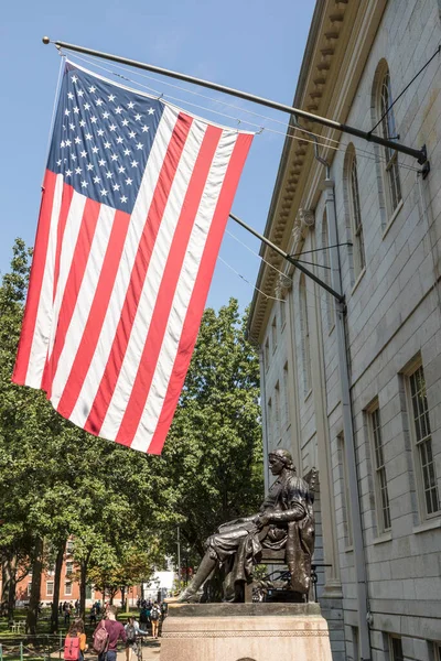 Cambridge Usa Sep 2017 John Harvard Statue Waving Flag Old — 图库照片