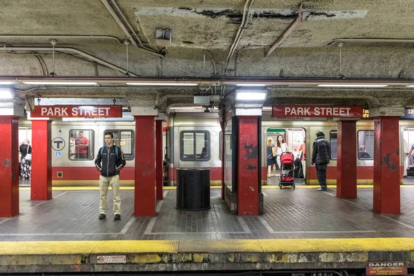 Boston Abd Sep 2017 Abd Deki Eski Metroyla Insanlar Kırmızı — Stok fotoğraf
