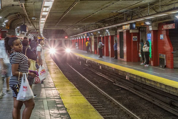 Boston Usa Sep 2017 Människor Väntar Nästa Tunnelbana Vid Grön — Stockfoto