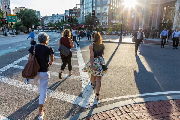 Boston Usa Sep 2017 People Crossing Street Pedestrian Crossing Stripe — Stock Photo, Image