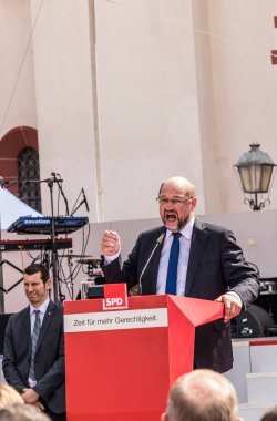 FRANKFURT, GERMANY - 25 AUG 2017: Alman iptali adayı Martin Schulz, Frankfurt 'taki Roemer mekanında seyircilerine bir konuşma yaptı.