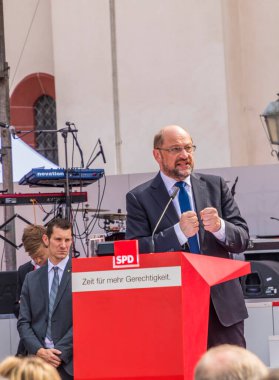 FRANKFURT, GERMANY - 25 AUG 2017: Alman iptali adayı Martin Schulz, Frankfurt 'taki Roemer mekanında seyircilerine bir konuşma yaptı.