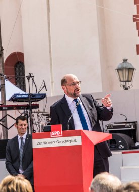 FRANKFURT, GERMANY - 25 AUG 2017: Alman iptali adayı Martin Schulz, Frankfurt 'taki Roemer mekanında seyircilerine bir konuşma yaptı.