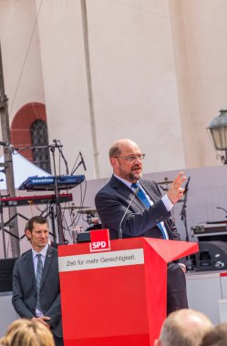 FRANKFURT, GERMANY - 25 AUG 2017: Alman iptali adayı Martin Schulz, Frankfurt 'taki Roemer mekanında seyircilerine bir konuşma yaptı.