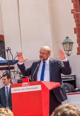 FRANKFURT, GERMANY - 25 AUG 2017: Alman iptali adayı Martin Schulz, Frankfurt 'taki Roemer mekanında seyircilerine bir konuşma yaptı.