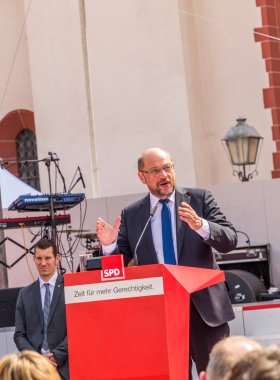 FRANKFURT, GERMANY - 25 AUG 2017: Alman iptali adayı Martin Schulz, Frankfurt 'taki Roemer mekanında seyircilerine bir konuşma yaptı.