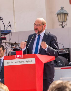 FRANKFURT, GERMANY - 25 AUG 2017: Alman iptali adayı Martin Schulz, Frankfurt 'taki Roemer mekanında seyircilerine bir konuşma yaptı.