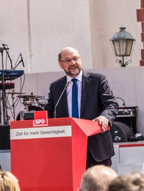 FRANKFURT, GERMANY - 25 AUG 2017: Alman iptali adayı Martin Schulz, Frankfurt 'taki Roemer mekanında seyircilerine bir konuşma yaptı.