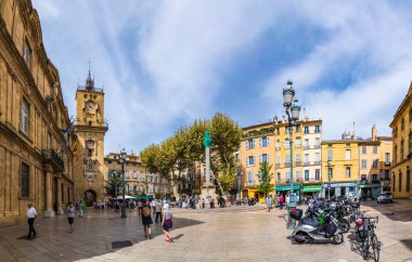AIX EN PROVENCE, FRANCE - 11 AUG 2017: İnsanlar Fransa 'nın Aix en Provence kentindeki ünlü Hotel de ville' i ziyaret ediyorlar..