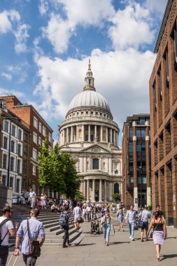 LONDON UK - 17 Haziran 2017: St Paul Katedrali 'ne giden insanlar. Bir Anglikan katedrali, Londra Piskoposu 'nun ve İngiltere, İngiltere Piskoposluğu' nun ana kilisesidir..