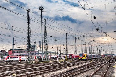 Frankfurt, Almanya - 4 Kasım 2016: insanlar geliyor ve Frankfurt tren istasyonunda yola. Classicistic tren istasyonu 1899 yılında açıldı ve Almanya'da büyüğüdür.