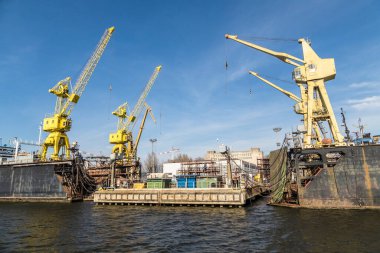 SİNEMUENDE, POLAND - MAR 28, 2016: Polonya 'daki nehir domuzundan Swinemuende iskelesine bakın.