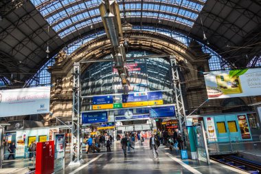 Frankfurt, Almanya - 25 Mart 2015: gelen veya Frankfurt tren garına, Frankfurt, Almanya Hauptbahnhof adlı çıkış yapan kişi.