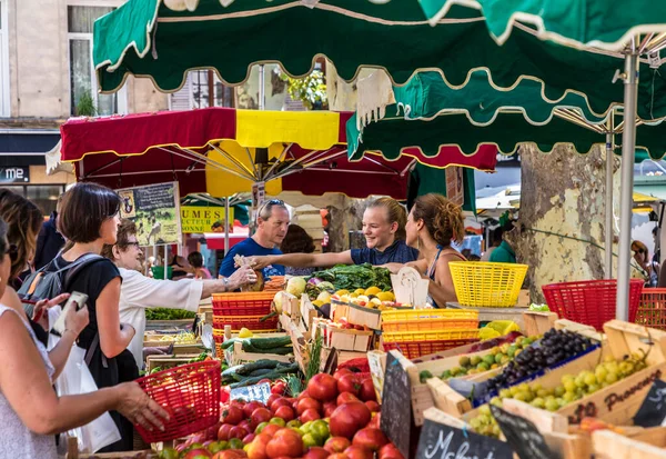 Aix Provence Francie Aug 2017 Lidé Jdou Nakupovat Potravinářský Trh — Stock fotografie