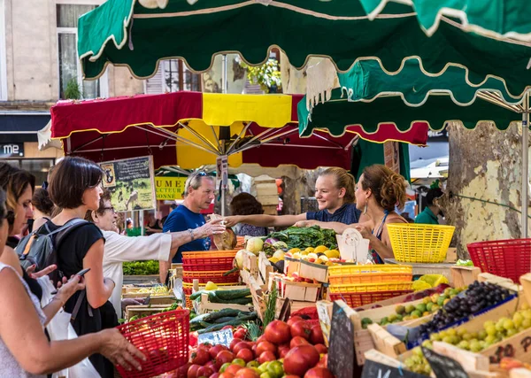 Aix Provence Frankrijk Aug 2017 Mensen Gaan Winkelen Voedselmarkt Aix — Stockfoto