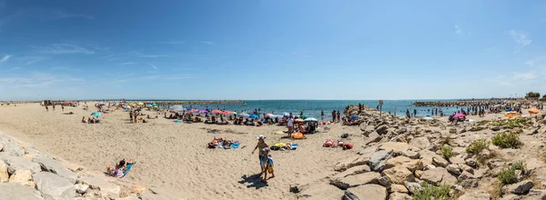 Saintes Maries Mer France Aug 2017 People Enjoy Sandy Beach — Stock Photo, Image