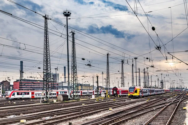 Frankfurt Deutschland 2016 Menschen Kommen Und Gehen Frankfurter Bahnhof Der — Stockfoto