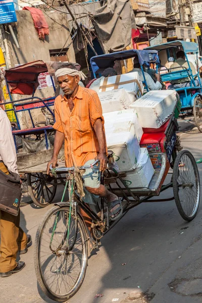 2011年11月11日 在印度新德里旧城区 老人力车司机的人力车里装满了货物 — 图库照片