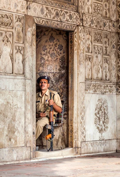 Delhi India November 2011 Policeman Pays Attention Red Fort Protects — Stock Photo, Image