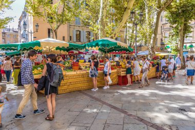 AIX EN PROVENCE, FRANCE - 17 AUG 2017: İnsanlar Aix en Provence 'deki gıda pazarına alışverişe gider. Yerel çiftçi markette taze sebze ve meyvelerini sunar..