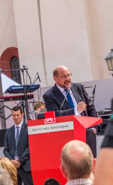 FRANKFURT, GERMANY - 25 AUG 2017: Alman iptali adayı Martin Schulz, Frankfurt 'taki Roemer mekanında seyircilerine bir konuşma yaptı.